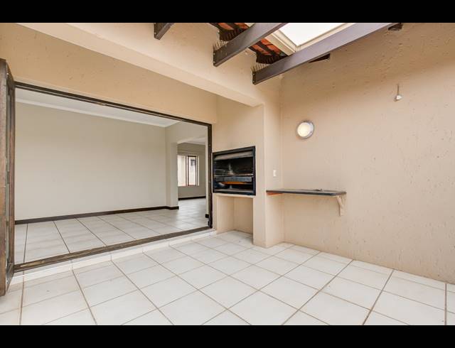 2 BEDROOM PENTHOUSE FOR SALE IN SUNNINGHILL